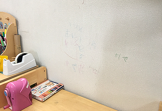 子供が家の壁に書いた落書きを消す方法 色鉛筆編 巣作りプラス