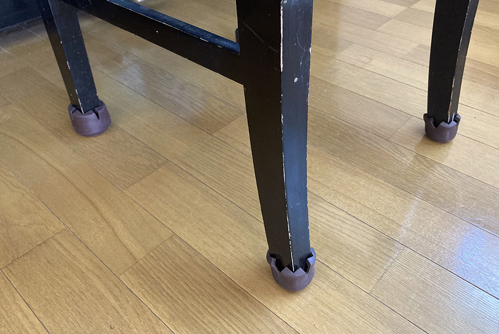 床の傷防止に！ピアノの椅子にぴったりな椅子脚カバー選び 巣作りプラス