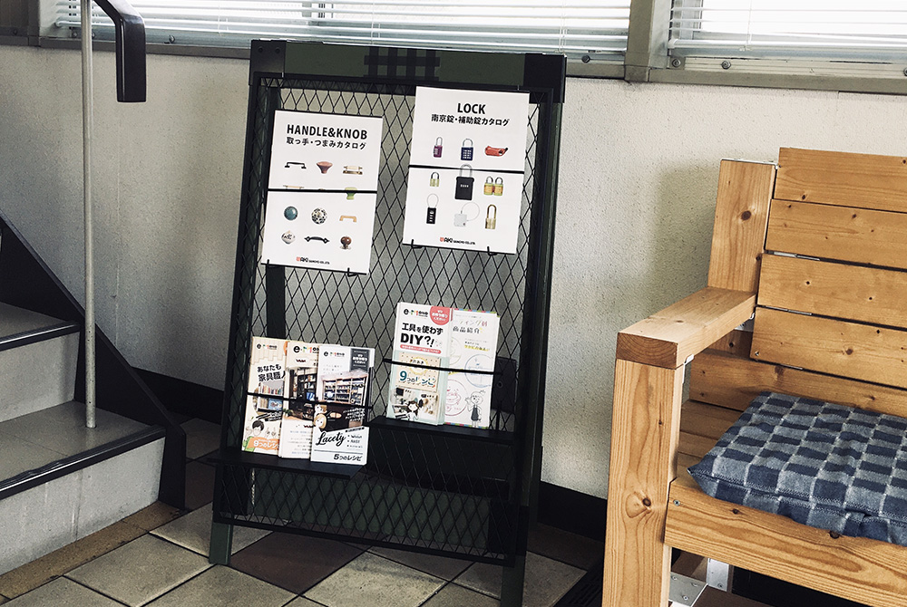 時短diy ウェルカムボードにもなるイーゼル風ラックの手作りに挑戦 巣作りプラス