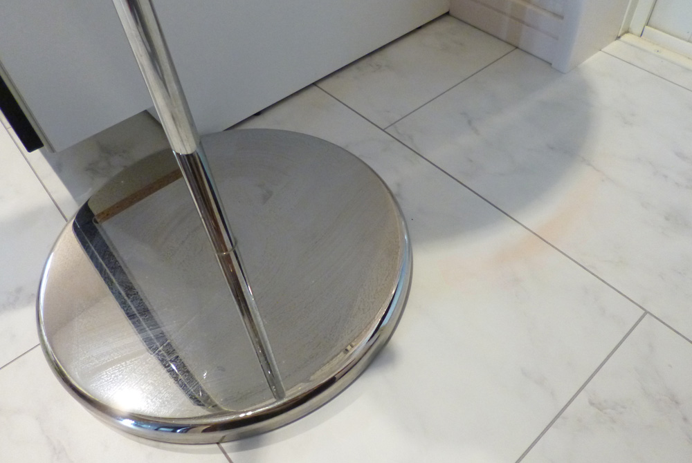 家具についたゴムによる床の変色 ゴム汚染 はコレで防ぐ 巣作りプラス 家具についたゴムによる床の変色 ゴム汚染 はコレで防ぐ 巣作りプラス