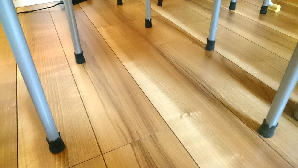 椅子脚カバーをつけたダイニングの椅子