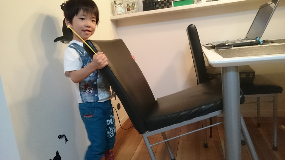 椅子を引く4歳児