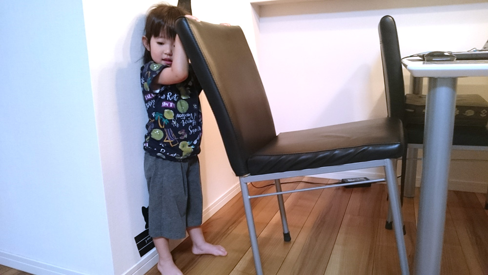 椅子を引く2歳児