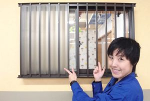 i47_top 窓を開けても外から部屋が見えない、面格子窓の目隠し方法