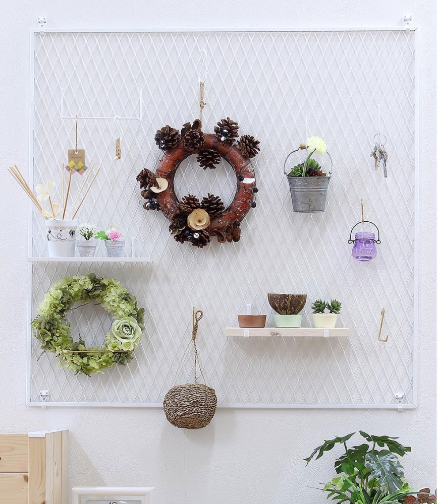 壁付けフックで取り付けたエキスパンドメタル