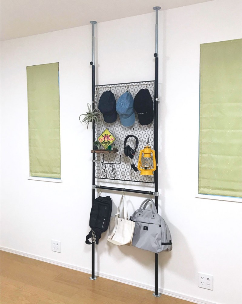 突っ張りポールで取り付けたエキスパンドメタル