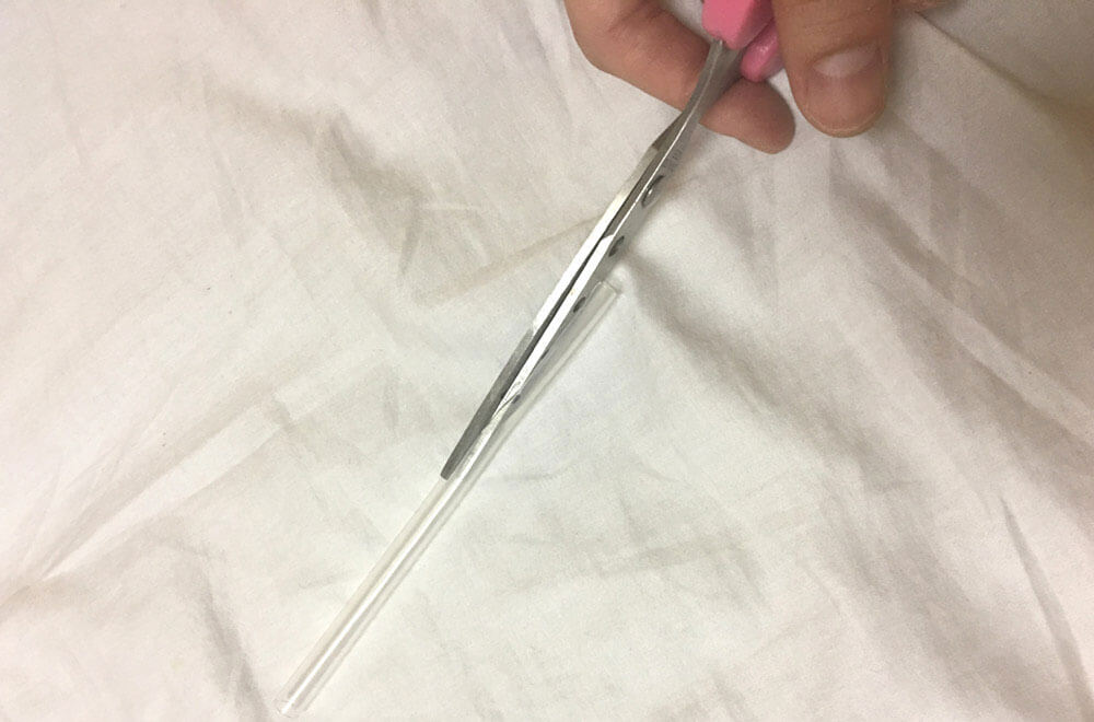 筒状のゴムを切る