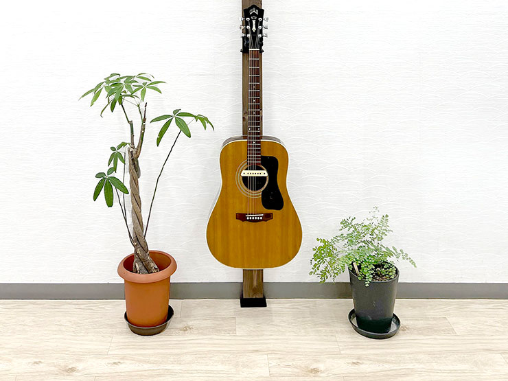 2×4材を突っ張って壁掛けギタースタンドを作る