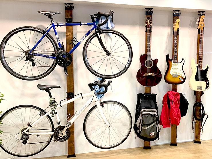 お部屋の真ん中に設置した2×4材に掛けられた自転車とギター