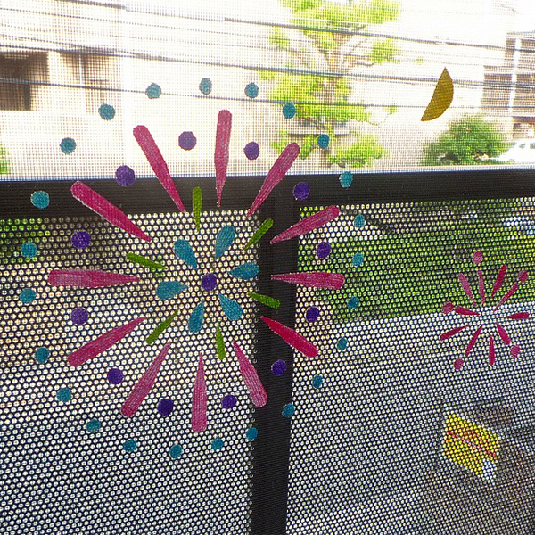思い出の絵日記を窓に
