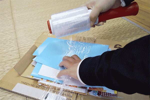 破くように引き千切る
