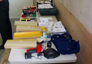 棚を壁に取付ける際に使う様々な種類の工具（ＤＩＹ）