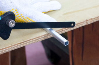 パイプを必要な長さにカットする