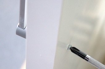 ドライバーでビスを止める